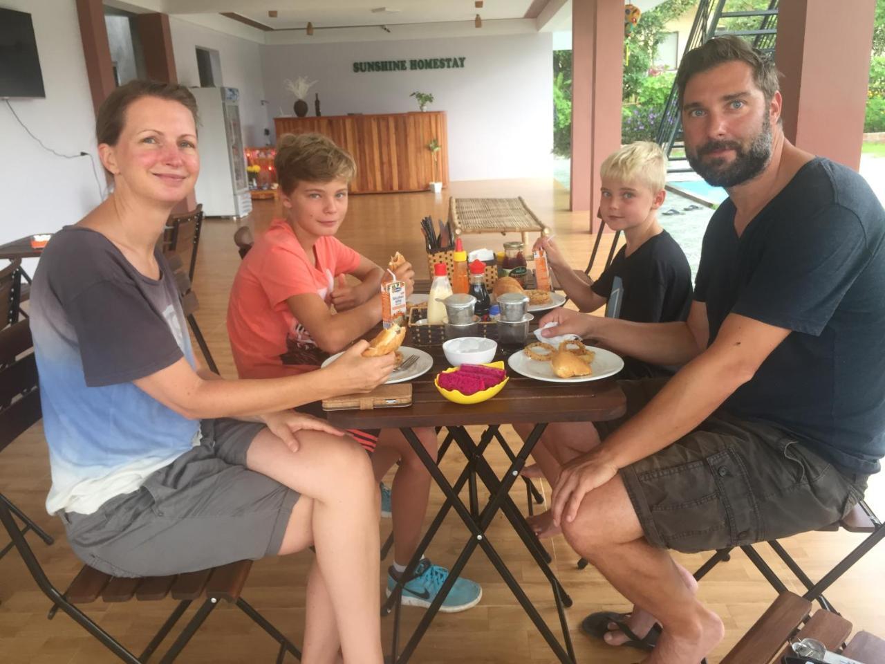Sunshine Homestay Phong Nha Esterno foto